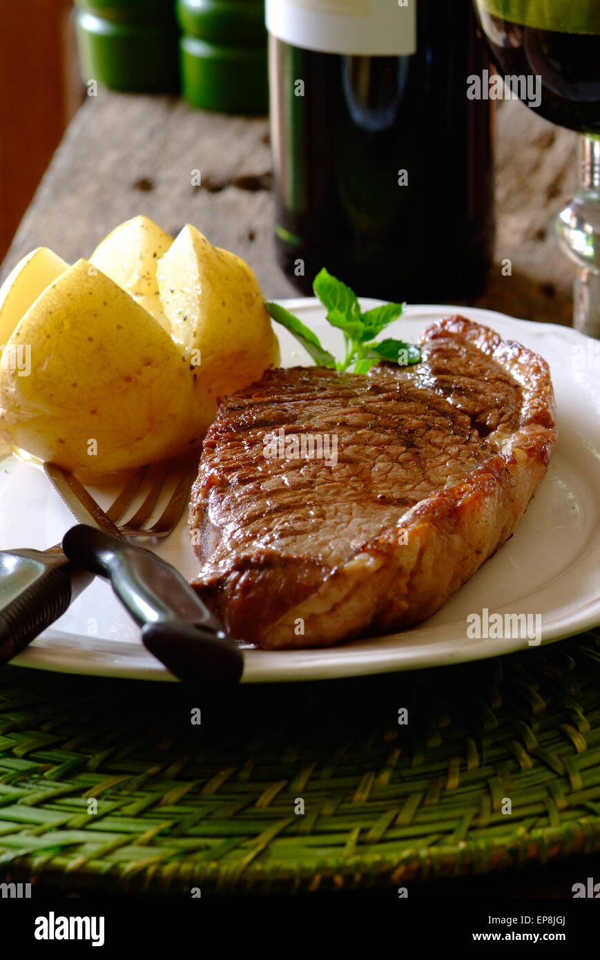 Rumpsteak auf dem offenen Feuer Braai ist ein Lieblingsgericht in ...