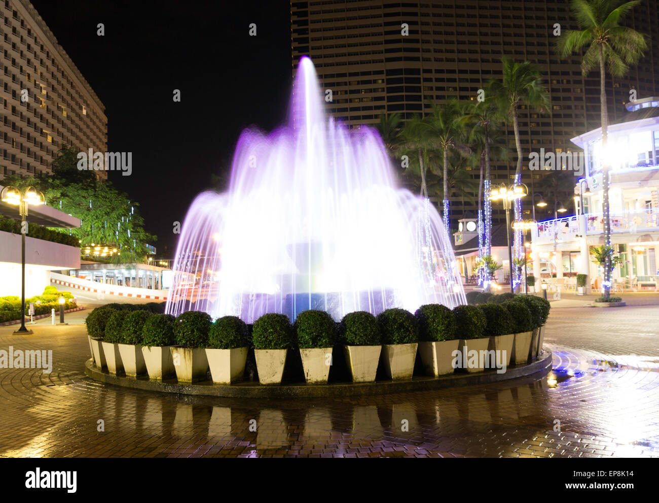 Brunnen in der Nacht Stockfoto
