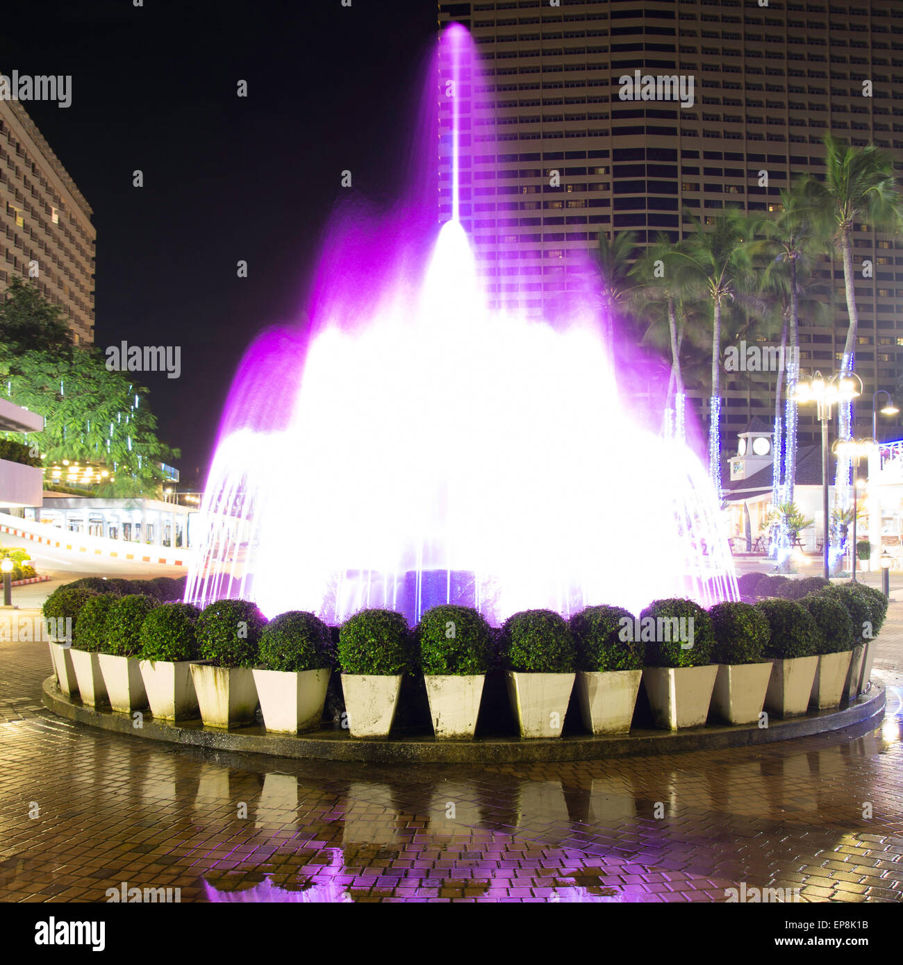 Brunnen in der Nacht Stockfoto