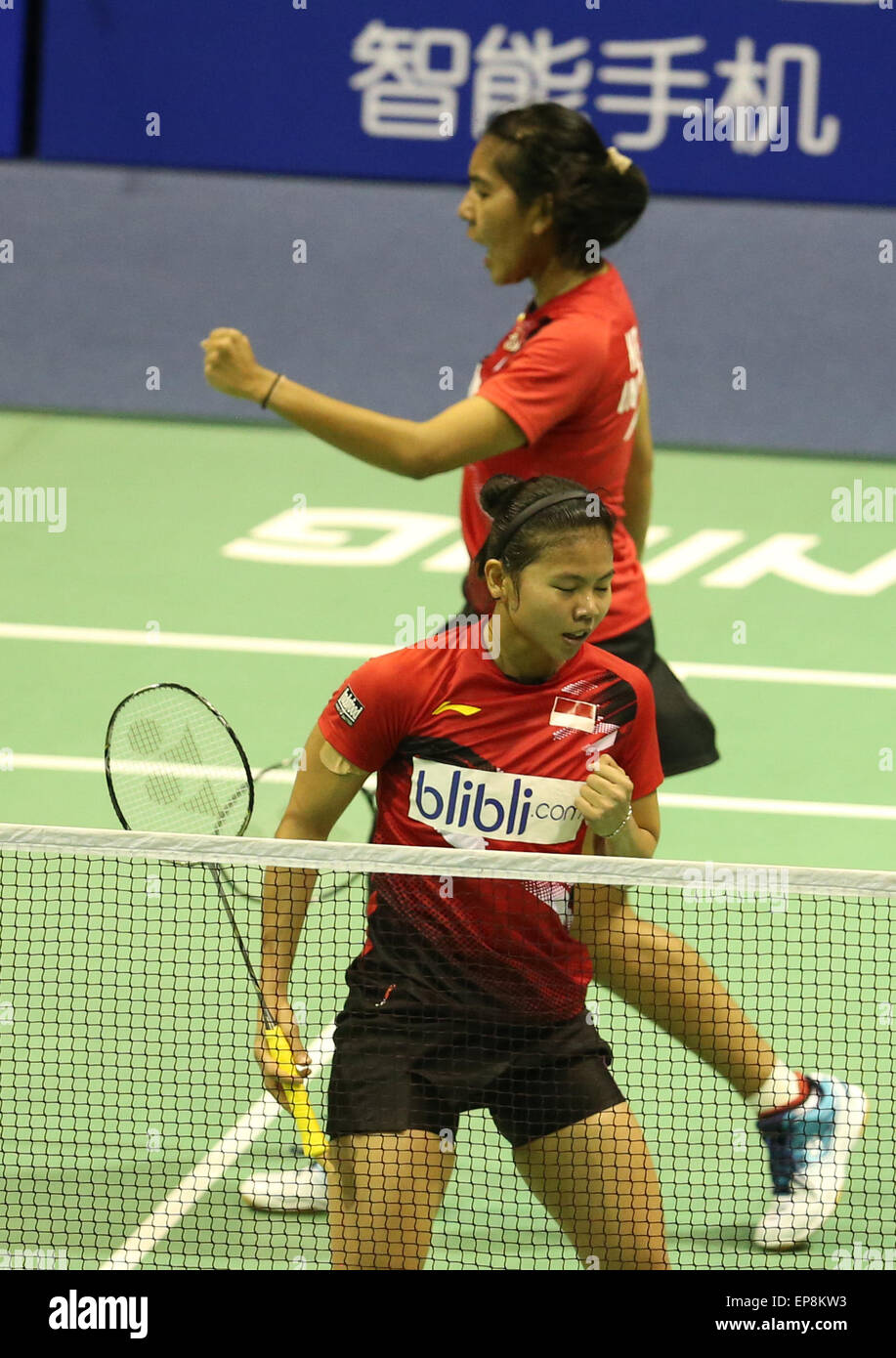 Dongguan, China Guangdong Provinz. 15. Mai 2015. Indonesiens Nitya Krishinda Maheswari/Greysia Polii(bottom) reagieren, während das Viertelfinale gegen Chinese Taipei Hsieh Pei Chen/Wu Ti Jung beim Sudirman Cup BWF Mixed Team WM 2015 in Dongguan, Guangdong Provinz Süd-China, 15. Mai 2015. © Meng Yongmin/Xinhua/Alamy Live-Nachrichten Stockfoto