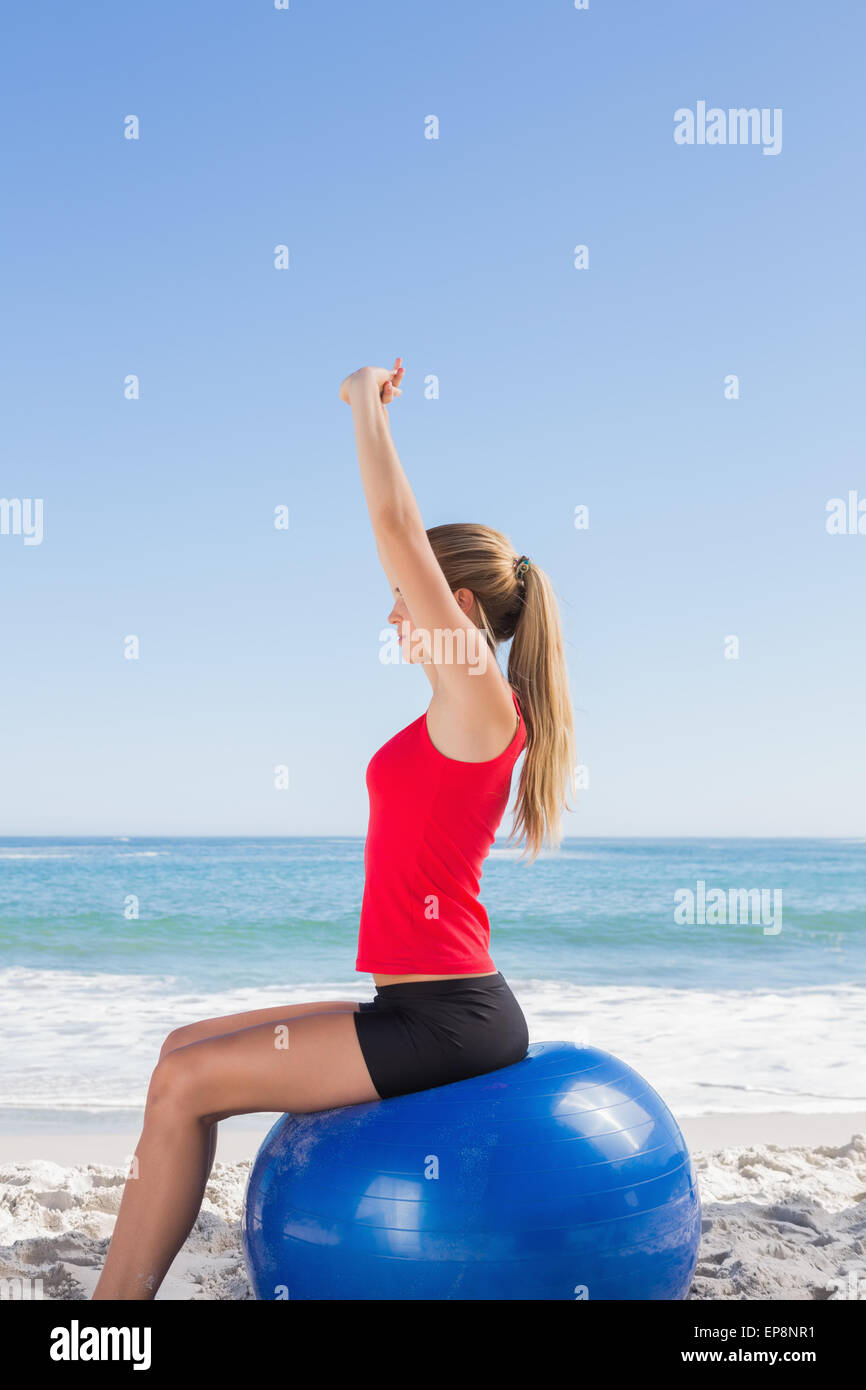 Fit Frau sitzen auf Gymnastikball Strecken Arme Stockfotografie Alamy