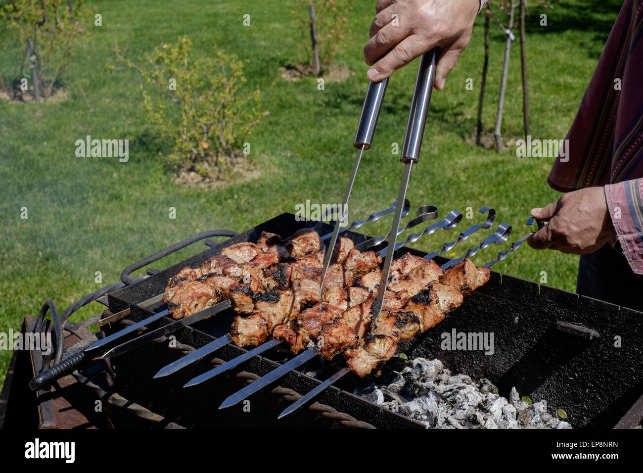 Vorbereitung von Shish Kebab im Freien. Mittagessen in einem Landhaus. Picknick im Wochenende. Stockfoto