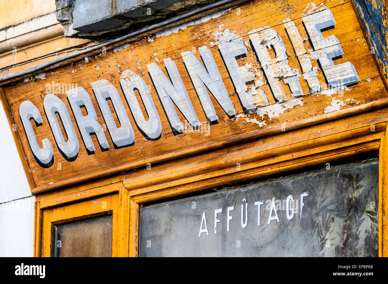 Verblasste abblätternde Farbe Cordonnerie Ladenschild - Frankreich. Stockfoto