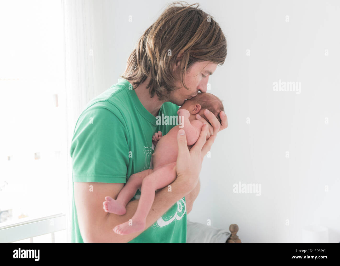 Vater küssendes neues Baby geboren. Stockfoto