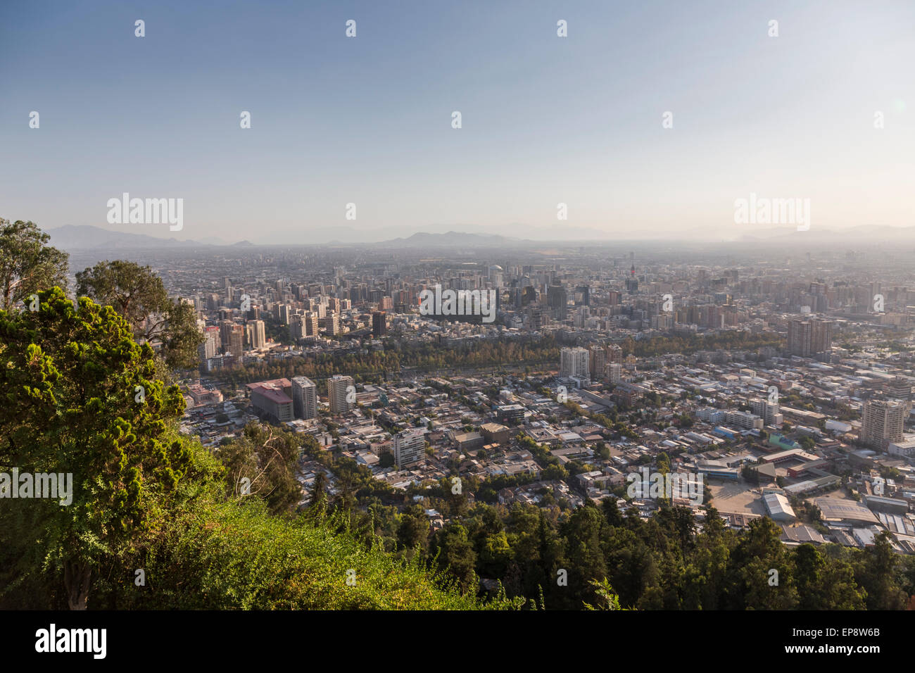 Blick auf Santiago de Chile von Terraza Bellavista, Parque Metropolitano de Santiago Stockfoto