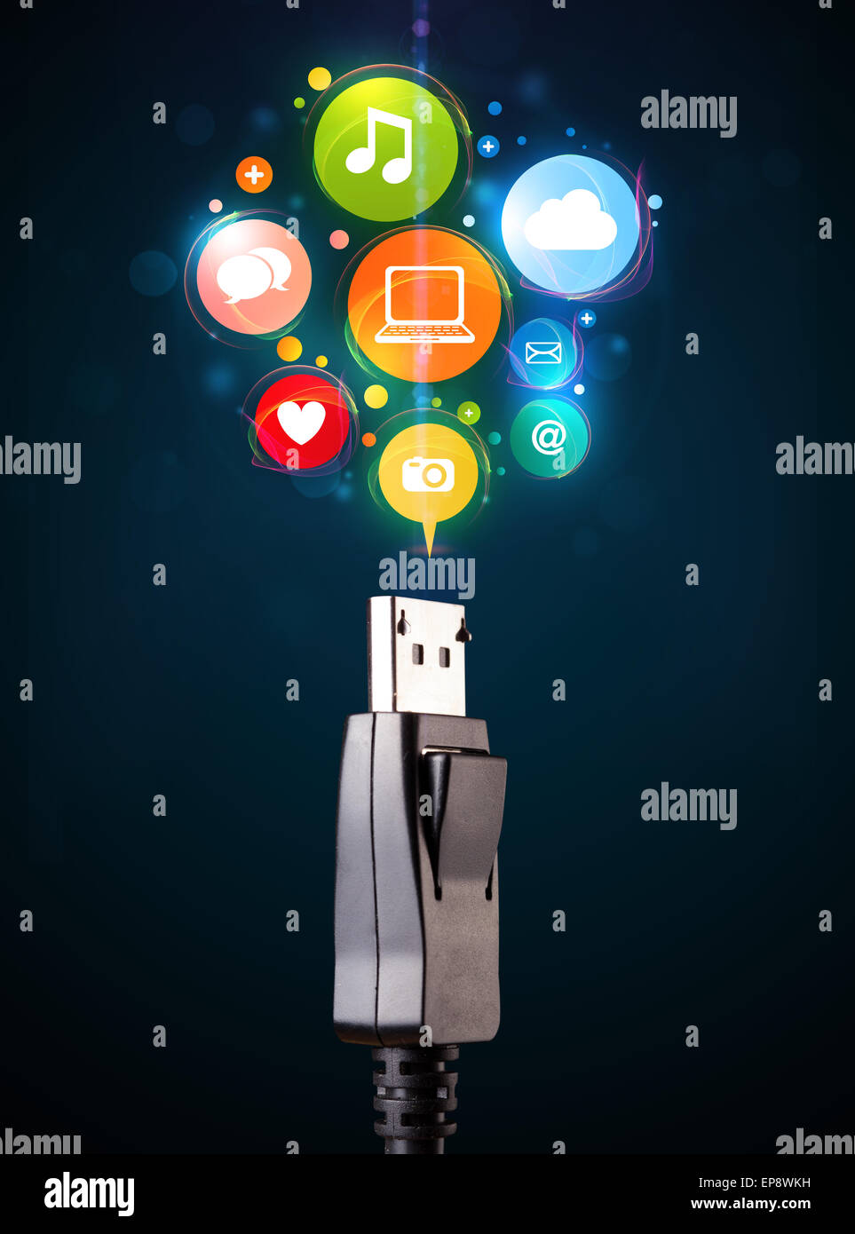 Social Media-Symbole, die aus elektrischen Kabel Stockfoto