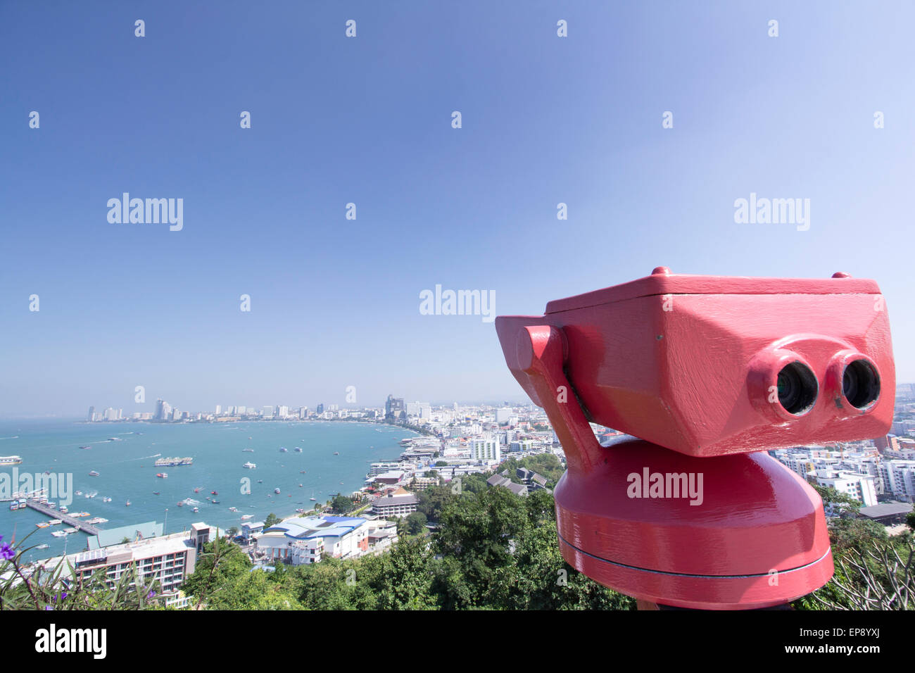 Fernglas für Sightseeing aus der Ansicht Punkt von Pattaya City, Thailand Stockfoto