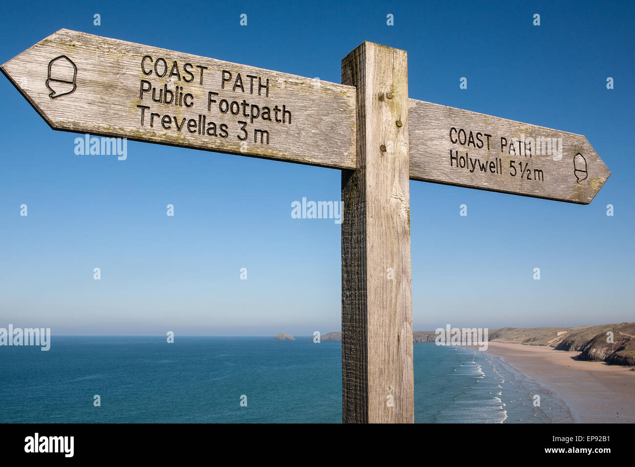 Wegweiser auf South West Coast Path, Großbritanniens längsten Wanderweg und ein National Trail, wie durch das Eichel-Symbol auf der sig Stockfoto