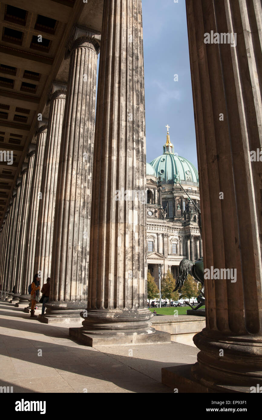Grünen Kuppel des Berliner Doms erblickt zwischen den Säulen des Portikus des alten Museums Stockfoto
