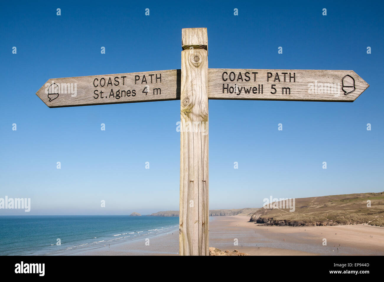 Wegweiser auf South West Coast Path, Großbritanniens längsten Wanderweg und ein National Trail, wie durch das Eichel-Symbol auf der sig Stockfoto