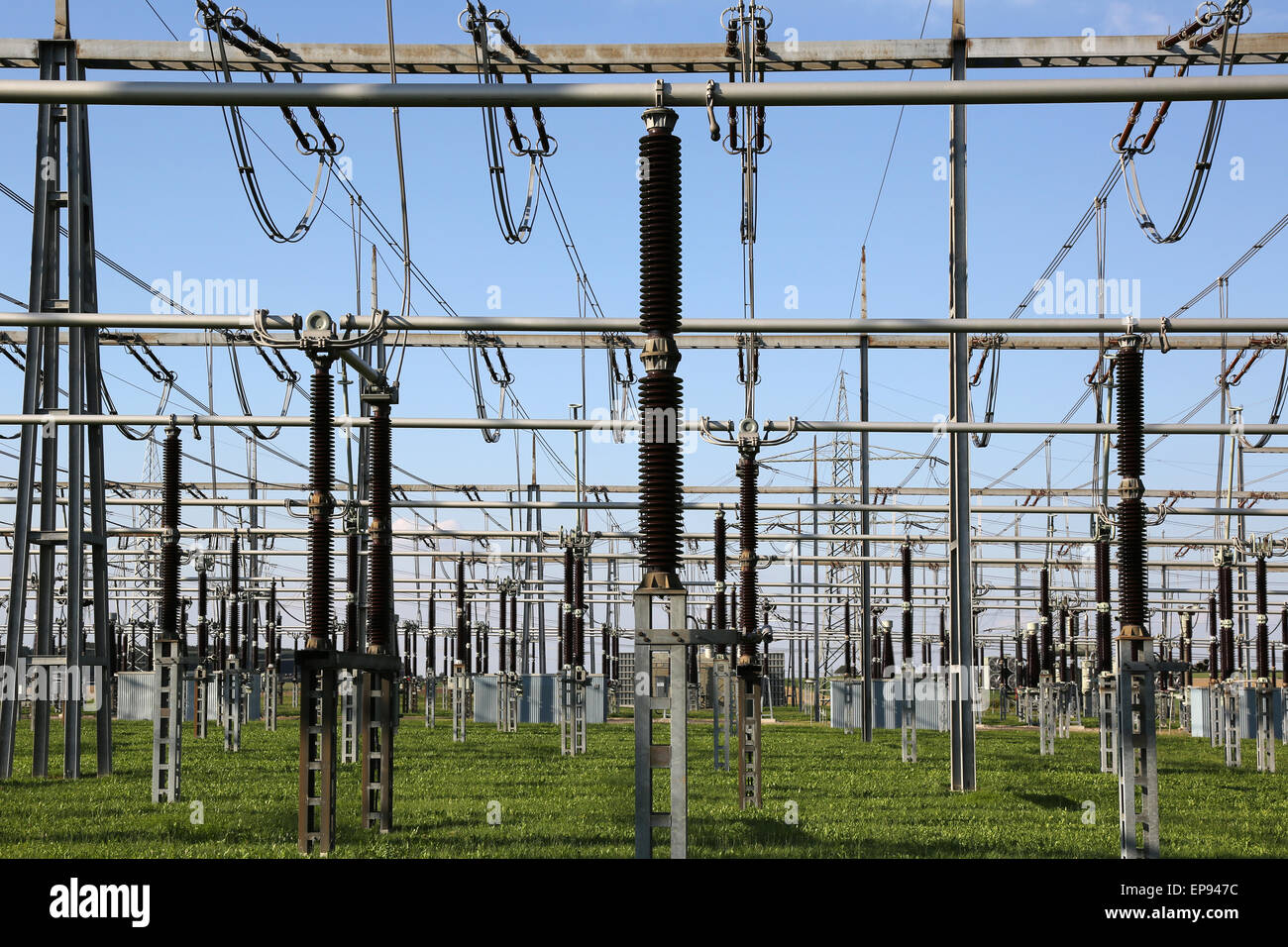 Umspannwerk F├╝r Elektrischen Strom Mit Transformatoren Stockfoto