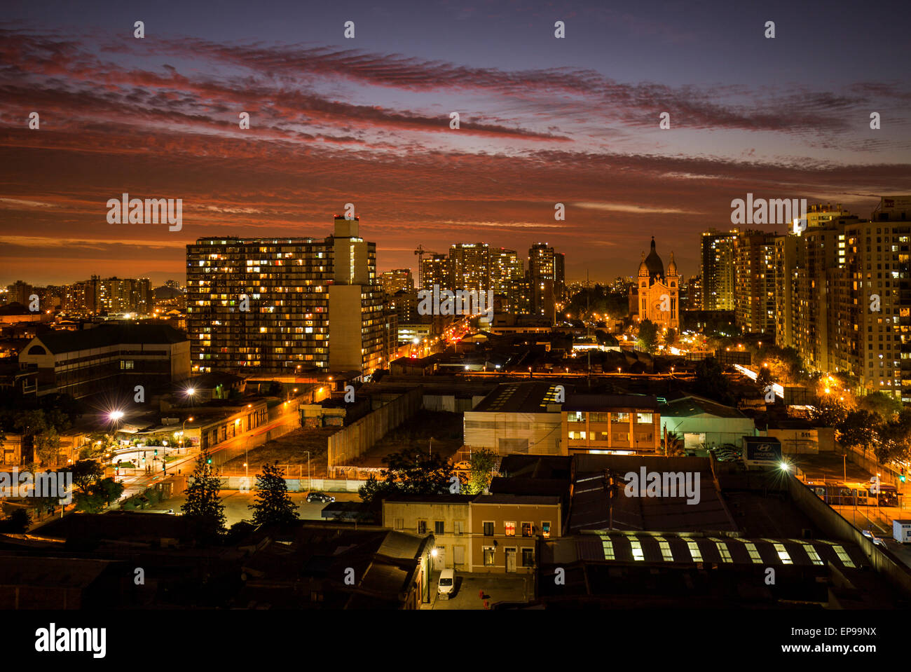 Blick auf Santiago bei Nacht, Chile Stockfoto