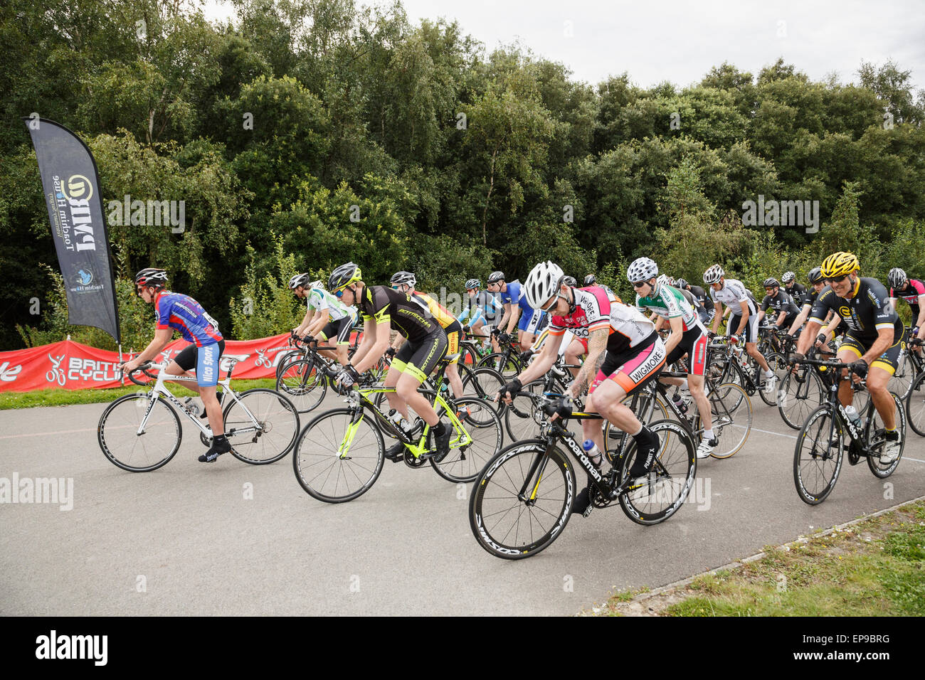 Männer Criterium Bike Race riders Einstellung weg auf einer Straße aus dem Stand von britischen Radfahren an Fowlmead Country Park Kent UK organisiert Stockfoto