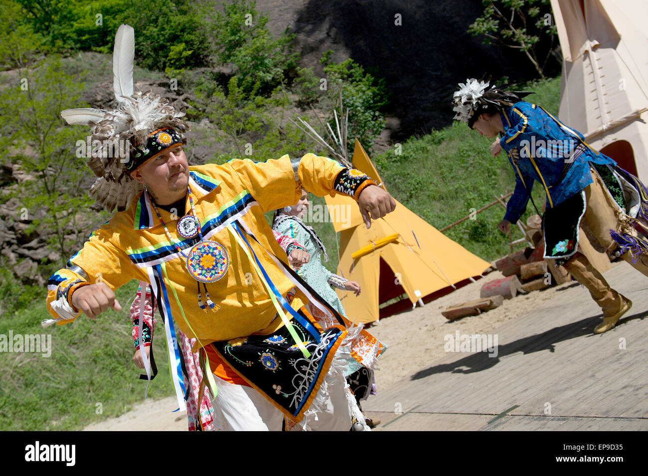 Radebeul, Deutschland. 15. Mai 2015. Tänzer Heide Hill (L) und Gaehnew Printup der Oneida Indian Nation aus den USA führen in Radebeul, Deutschland, 15. Mai 2015. 24. Karl May Festival läuft von 15 bis 17 Mai unter dem Motto ". und Friede auf Erden ". Foto: Arno Burgi/Dpa/Alamy Live-Nachrichten Stockfoto