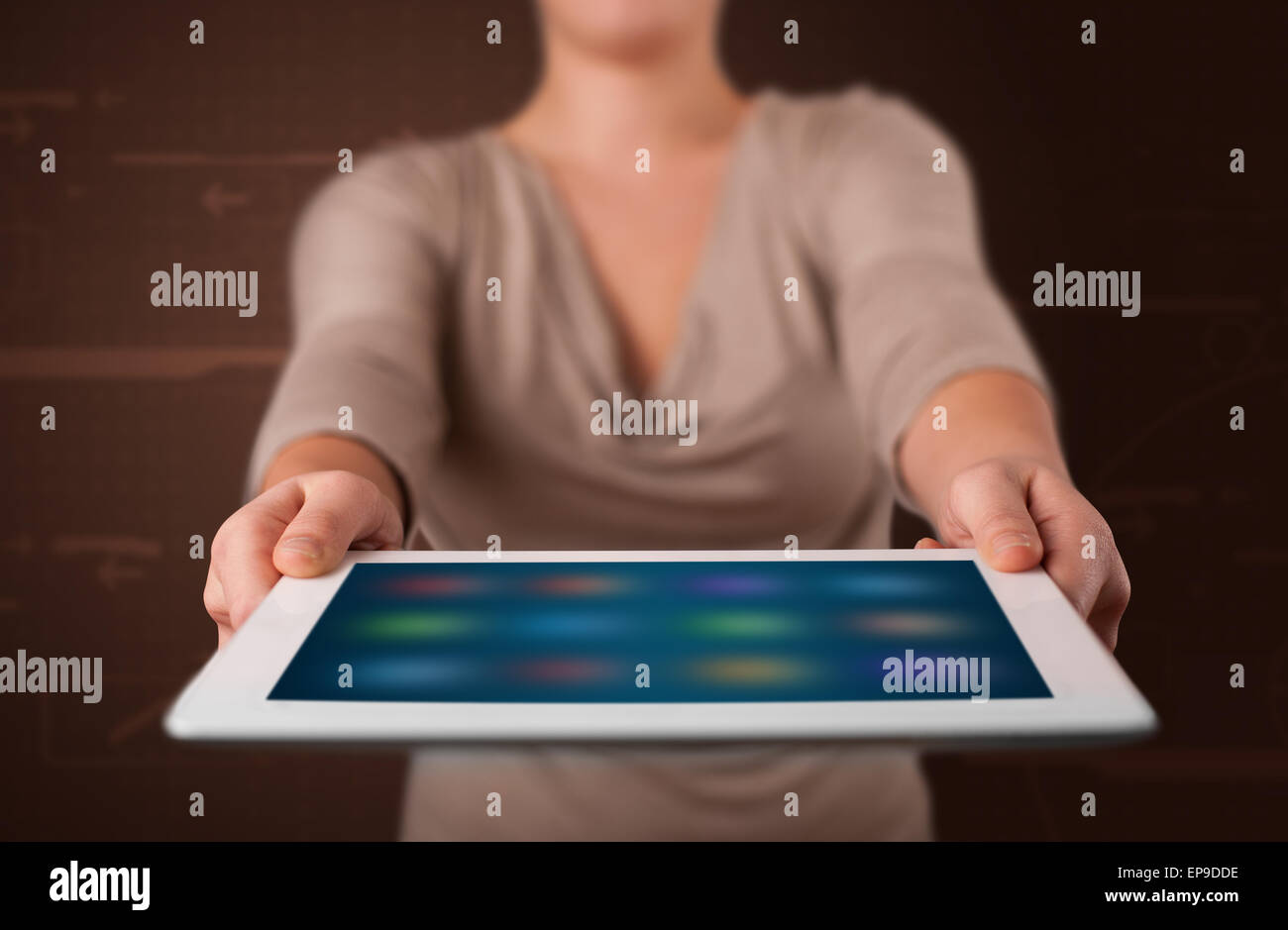 Frau hält eine weiße Tablette mit verschwommenen apps Stockfoto