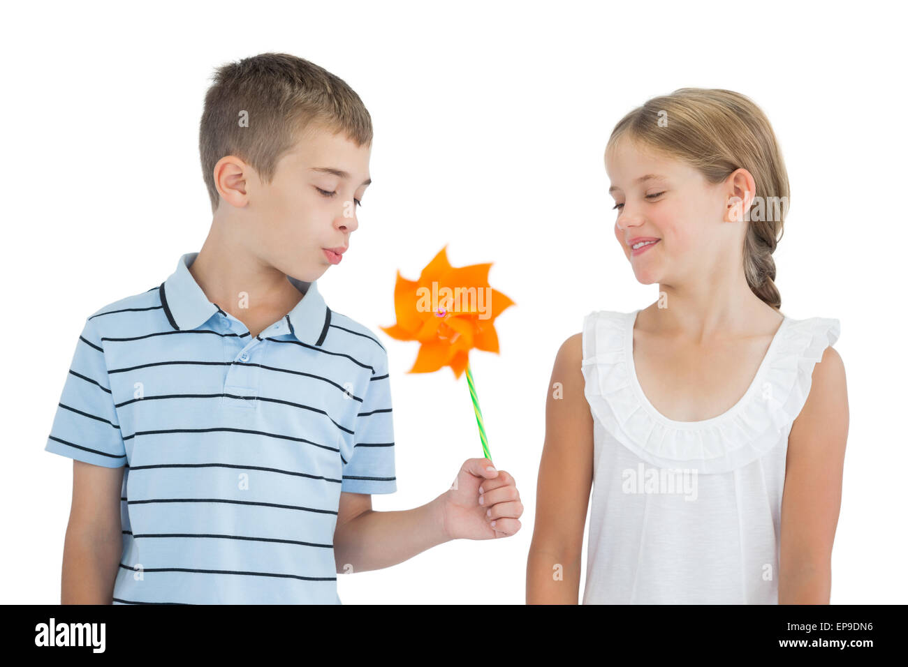 Friedliche Bruder und Schwester spielt mit Windrad Stockfoto