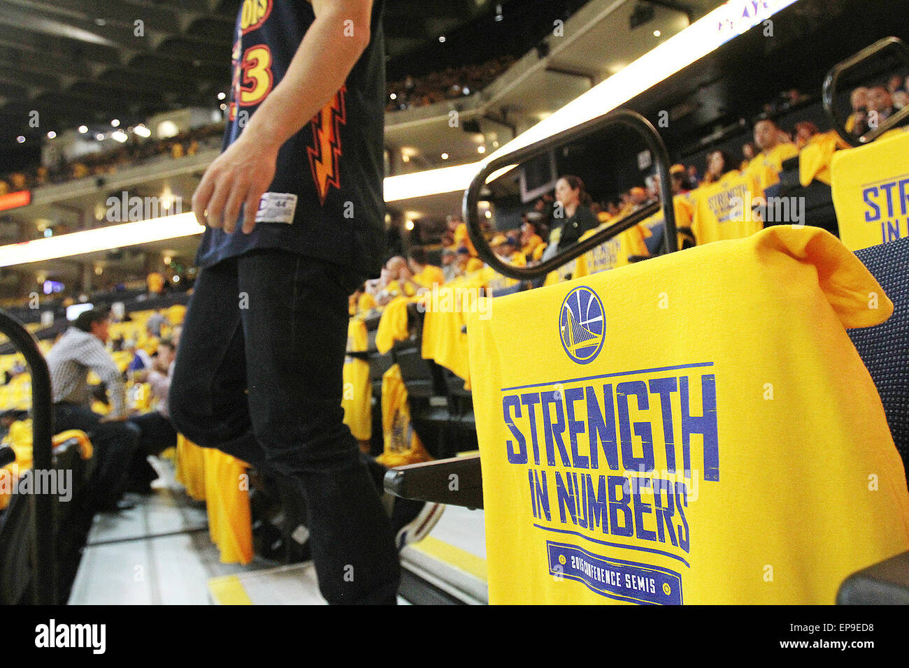 14. Mai 2015 - Napa, CA, USA - "Strength in Numbers"-t-Shirts sind auf dem Sitz gesehen, als ein Fan vor Spiel 5 der Western Conference Halbfinale in Oracle Arena in Oakland vorbei geht. Die Golden State Warriors besiegte die Memphis Grizzlies 98-78 um die Führung in der Serie 3 Spiele, 2 zu übernehmen. (Kredit-Bild: © Napa Valley Register/ZUMA Draht) Stockfoto