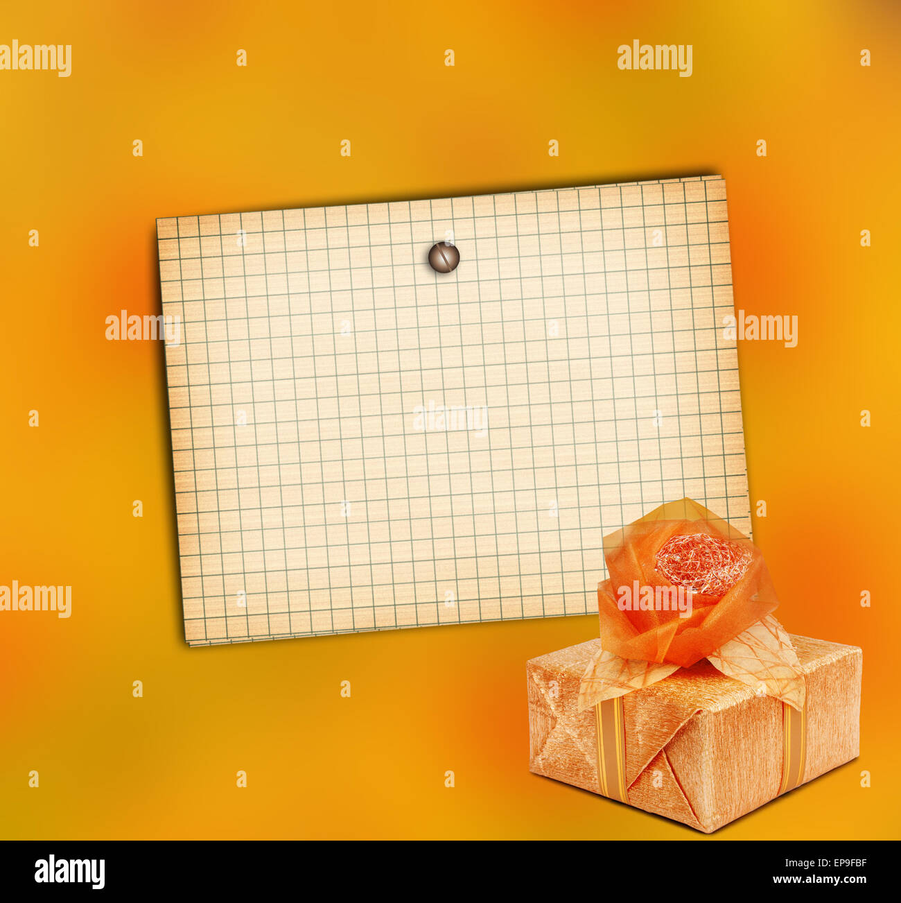 Alten Blatt Papier mit Geschenk-Box auf Grunge abstrakten Hintergrund Stockfoto