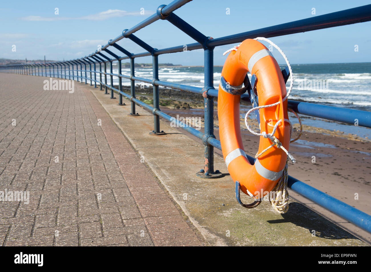 Rettungsring auf dem Geländer der Promenade am Strand Spittal, Berwick nach Tweed, Northumberland, England Stockfoto