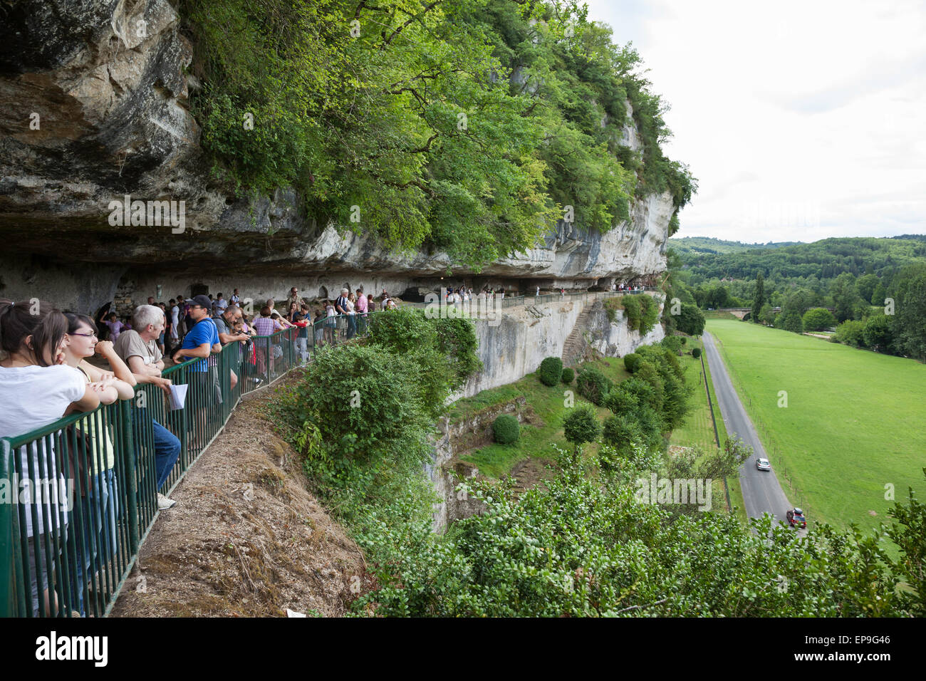 Menschenmassen besuchen die alte Wohnstätte La Roque Saint Christophe, Dordogne, Frankreich mit Blick auf das grüne Tal der Vezere Stockfoto