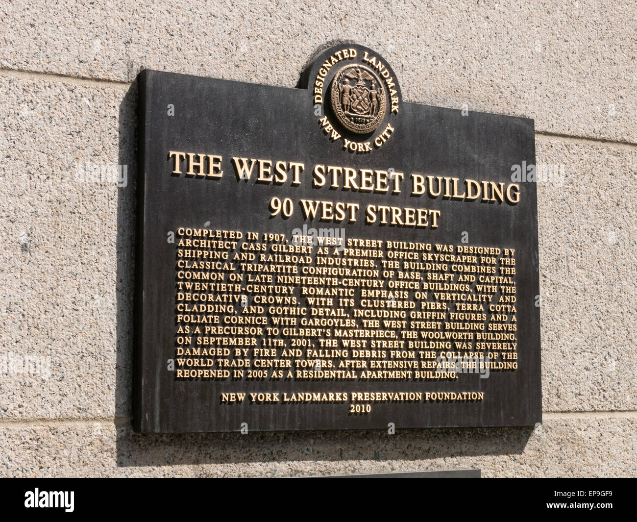 Historisches Wahrzeichen Bronze-Plakette, die West Street Gebäude, 90 West Street, NYC Stockfoto