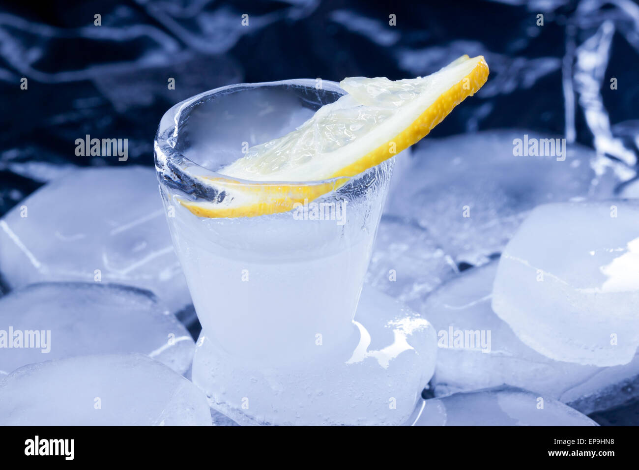 Russischer Wodka mit Zitrone Stockfoto