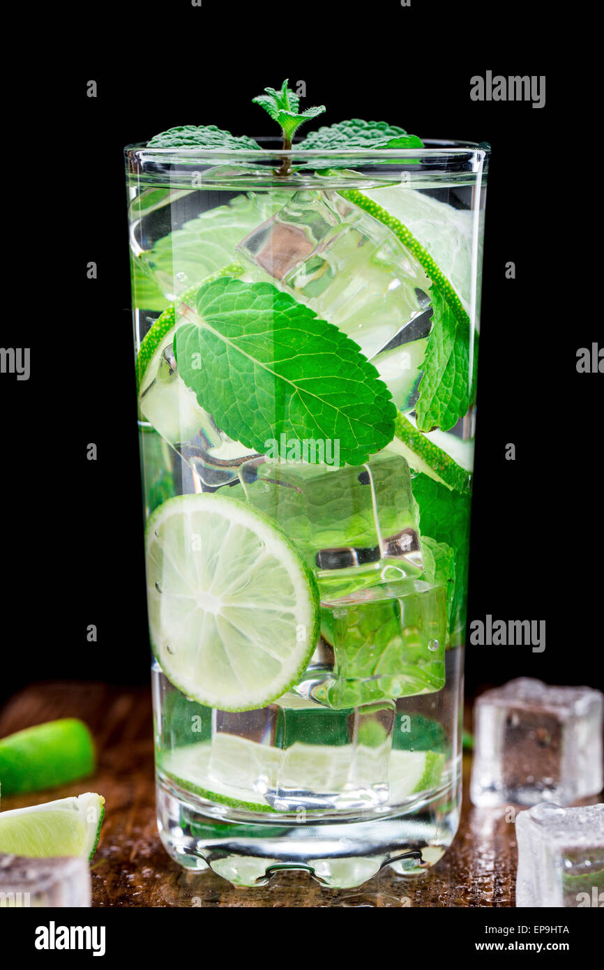 Eiskalten cocktail mit Limette und Minze Stockfoto