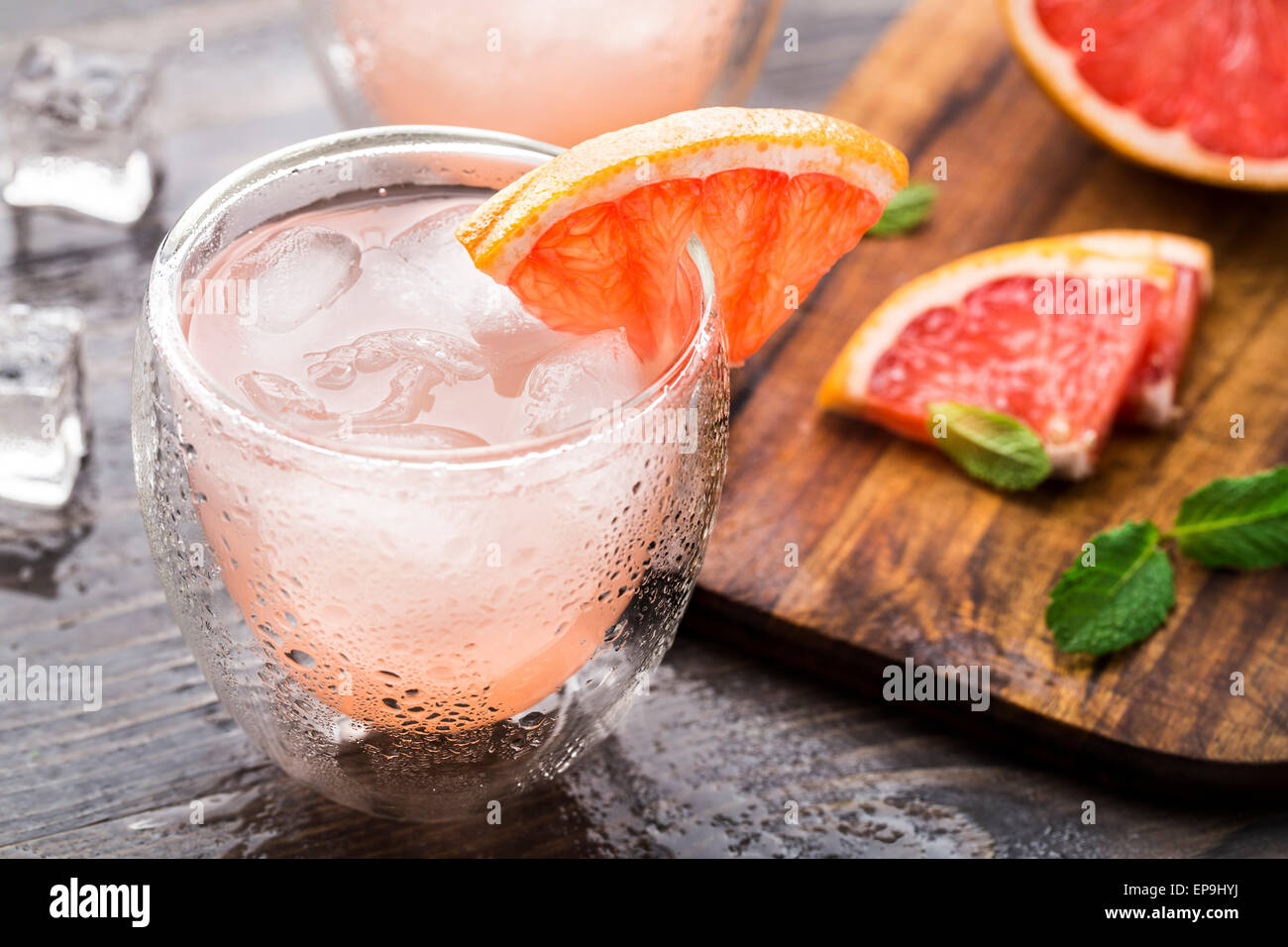 Cocktail mit Grapefruit Scheibe auf einem Holztisch Stockfoto