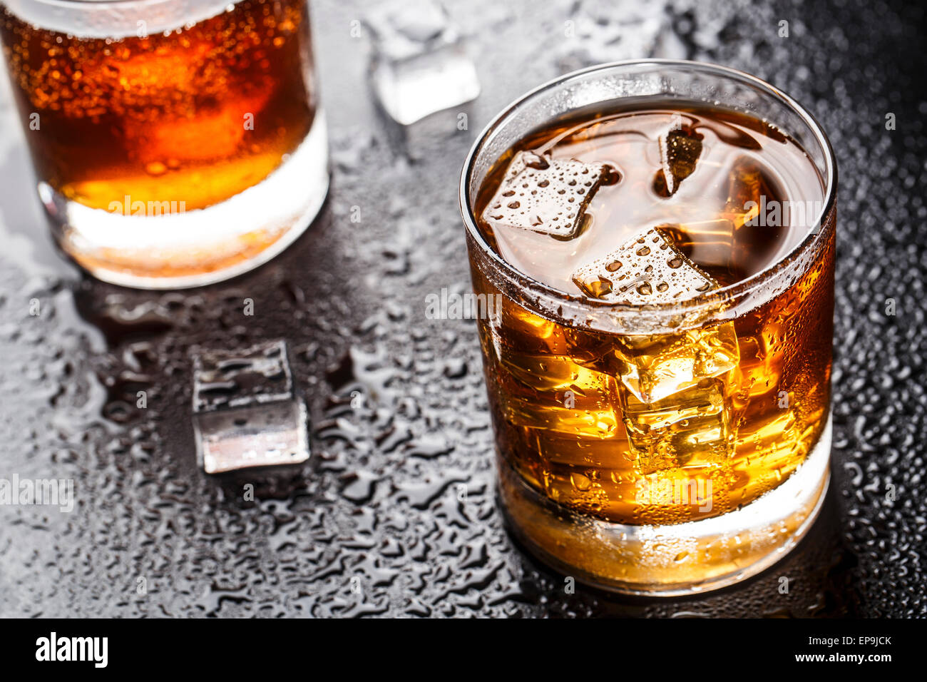 Alkoholisches Getränk mit Eis in einem Glas Stockfoto