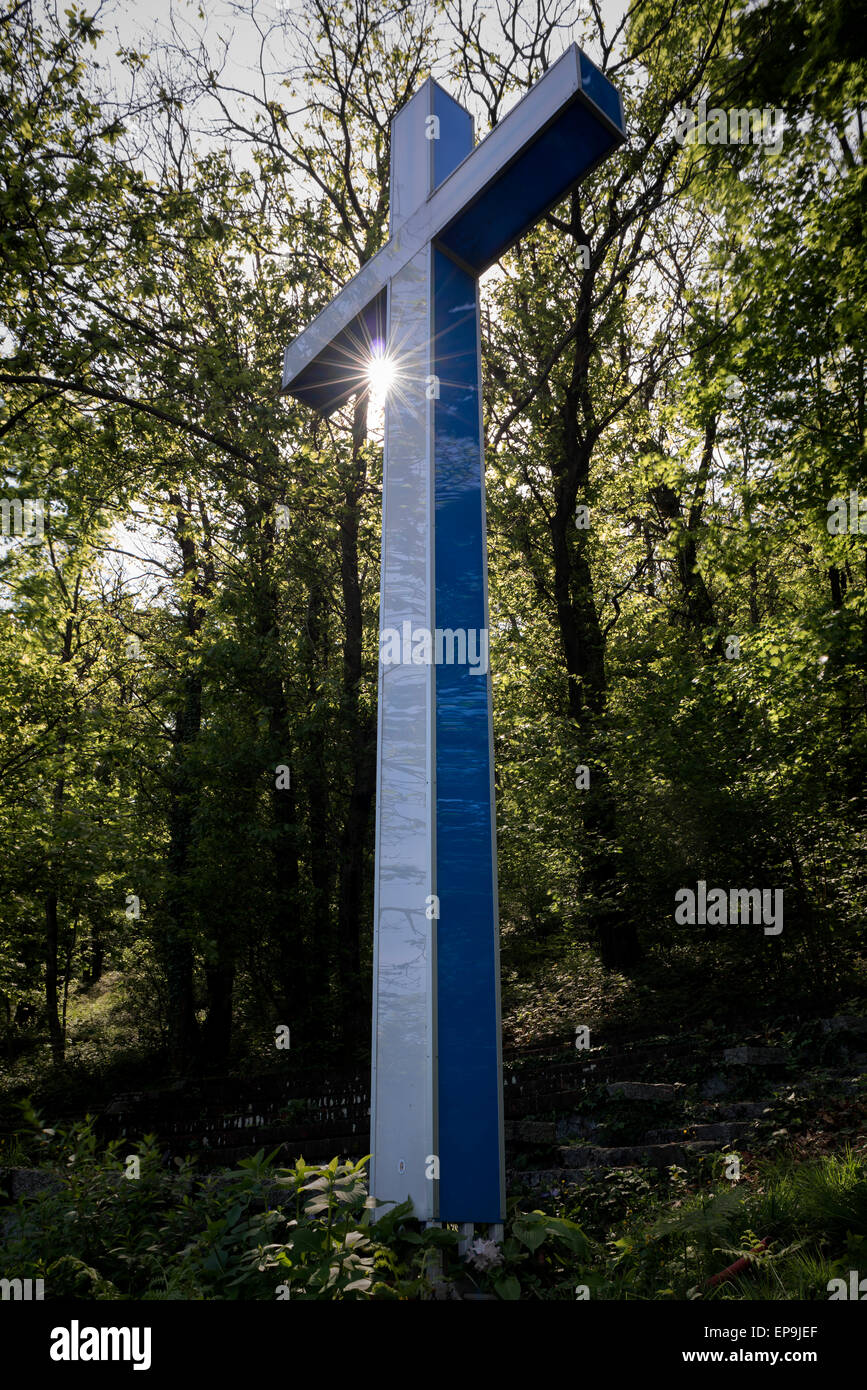 Hohen blauen Kunststoff Kreuz im Wald Stockfoto