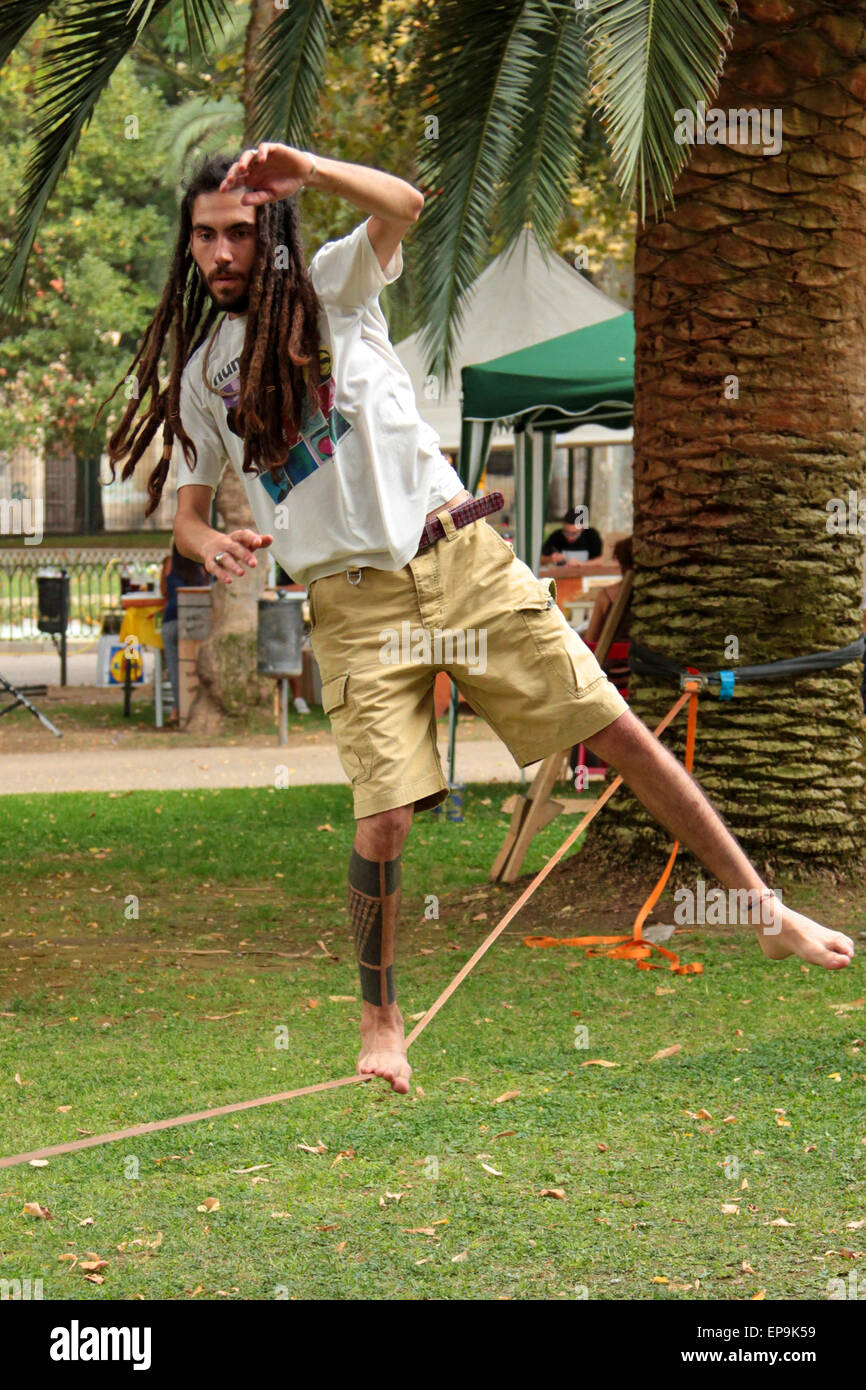 Mann mit Dreadlocks und balancieren auf einem Drahtseil tattoos Stockfoto