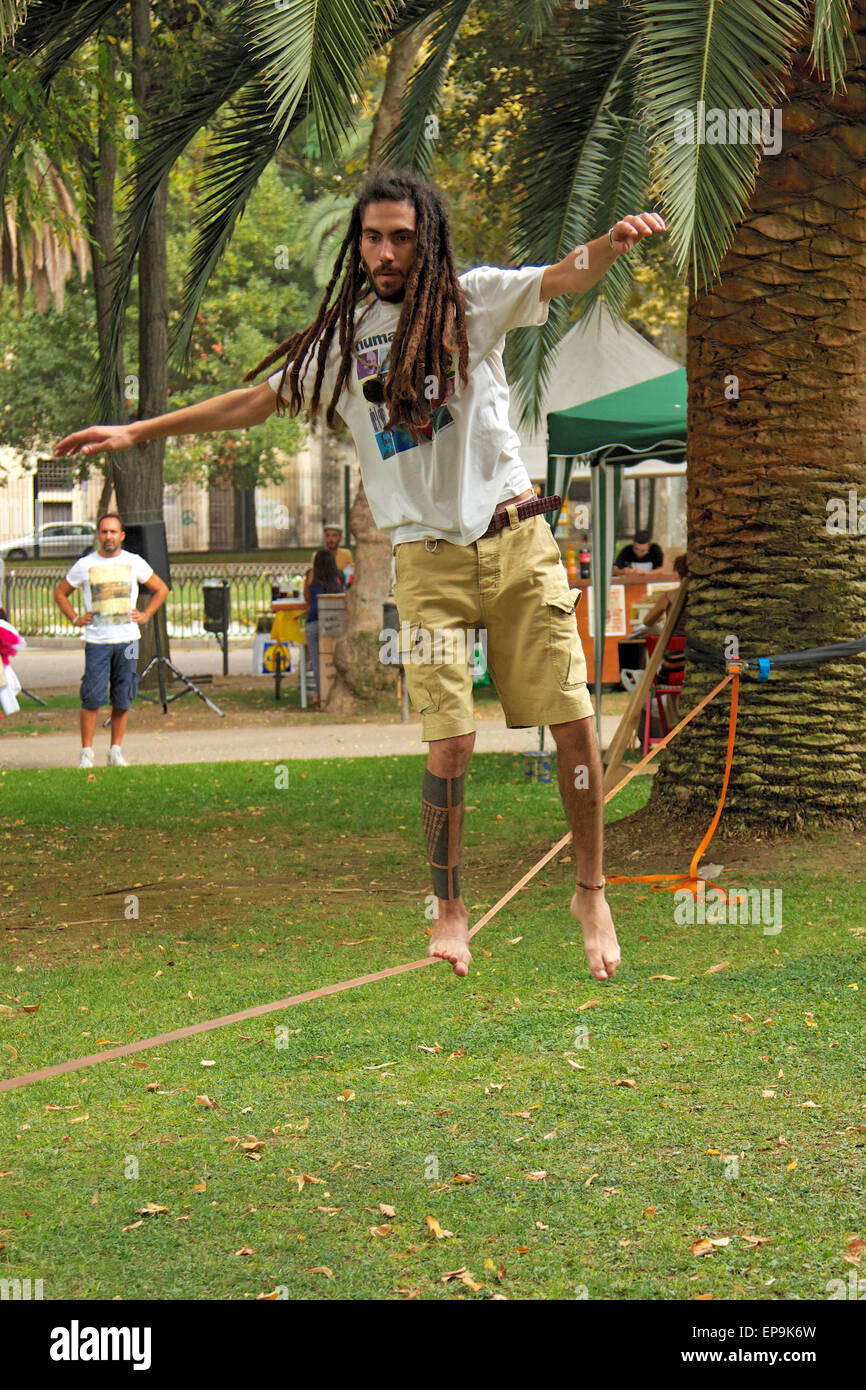 Mann mit Dreadlocks und balancieren auf einem Drahtseil tattoos Stockfoto
