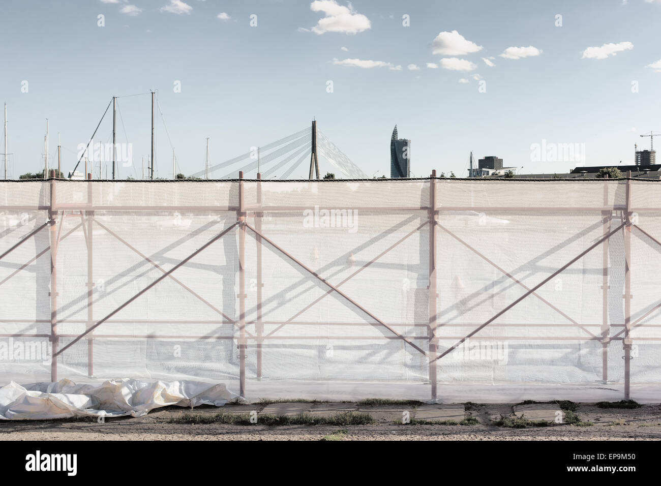 Die moderne Stadt Riga über temporäre Zaun Stoff und Linie Strukturen Sommer Stockfoto