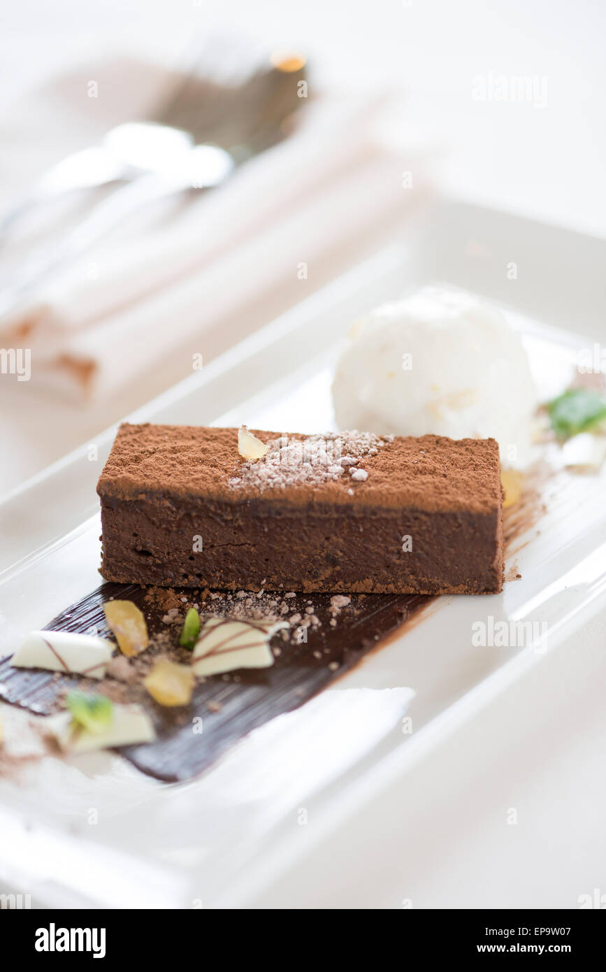 Schokolade Brownice serviert mit Eis und weiße Schokolade. Stockfoto