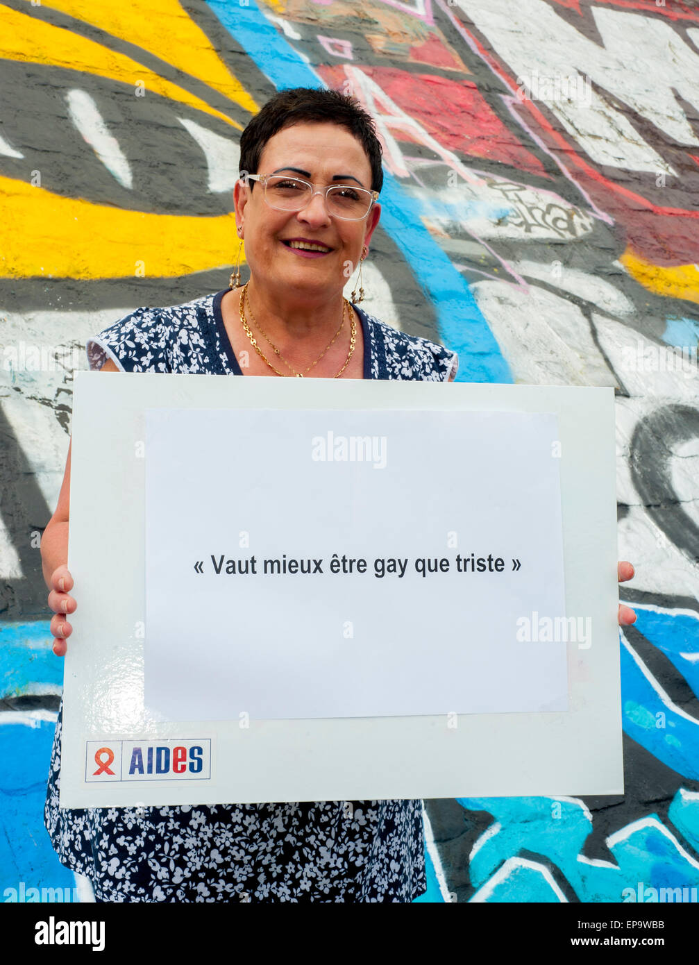 Paris, Frankreich., AIDES Kampagne Contre l'Homophobie, IDAHOT, Portrait Frau Holding Protest Schild, Diskriminierung Parolen Poster "Bessere Homosexuell als traurig." Stockfoto