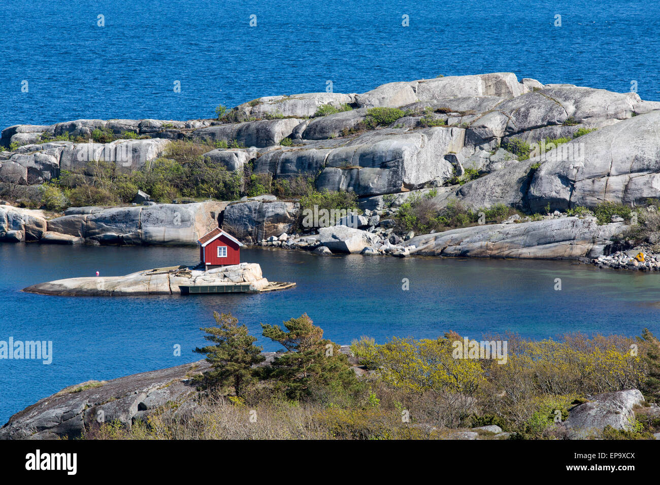 Ziemlich kleine rote Hütte auf einer winzigen Insel in Norwegen Stockfoto