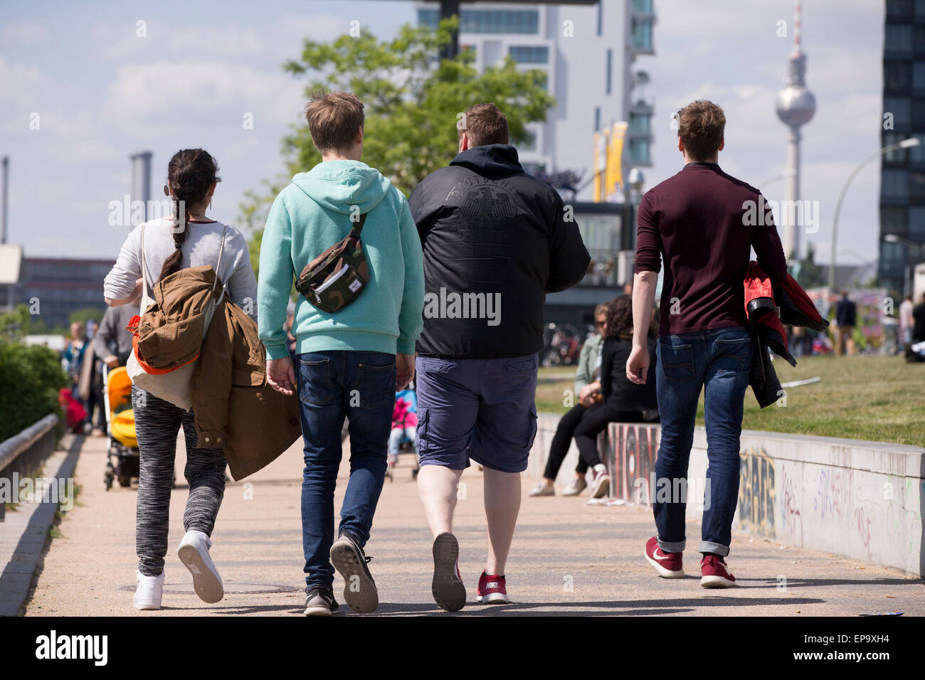 Berlin, Deutschland. 15. Mai 2015. Touristen Fuß entlang der East Side Gallery in Berlin, Deutschland, 15. Mai 2015. Foto: Emmanuele Contini/Dpa/Alamy Live News Stockfoto