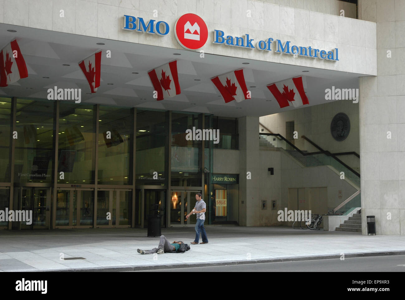 Toronto, Kanada: ein Obdachloser schläft am Eingang einer Bank Stockfoto