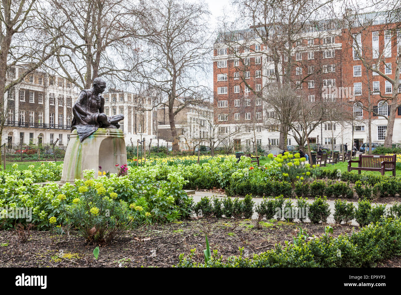 Mahatma Gandhi Statue und die Gärten im Frühjahr an der Tavistock Gardens in Tavistock Square, London, England, Großbritannien Stockfoto