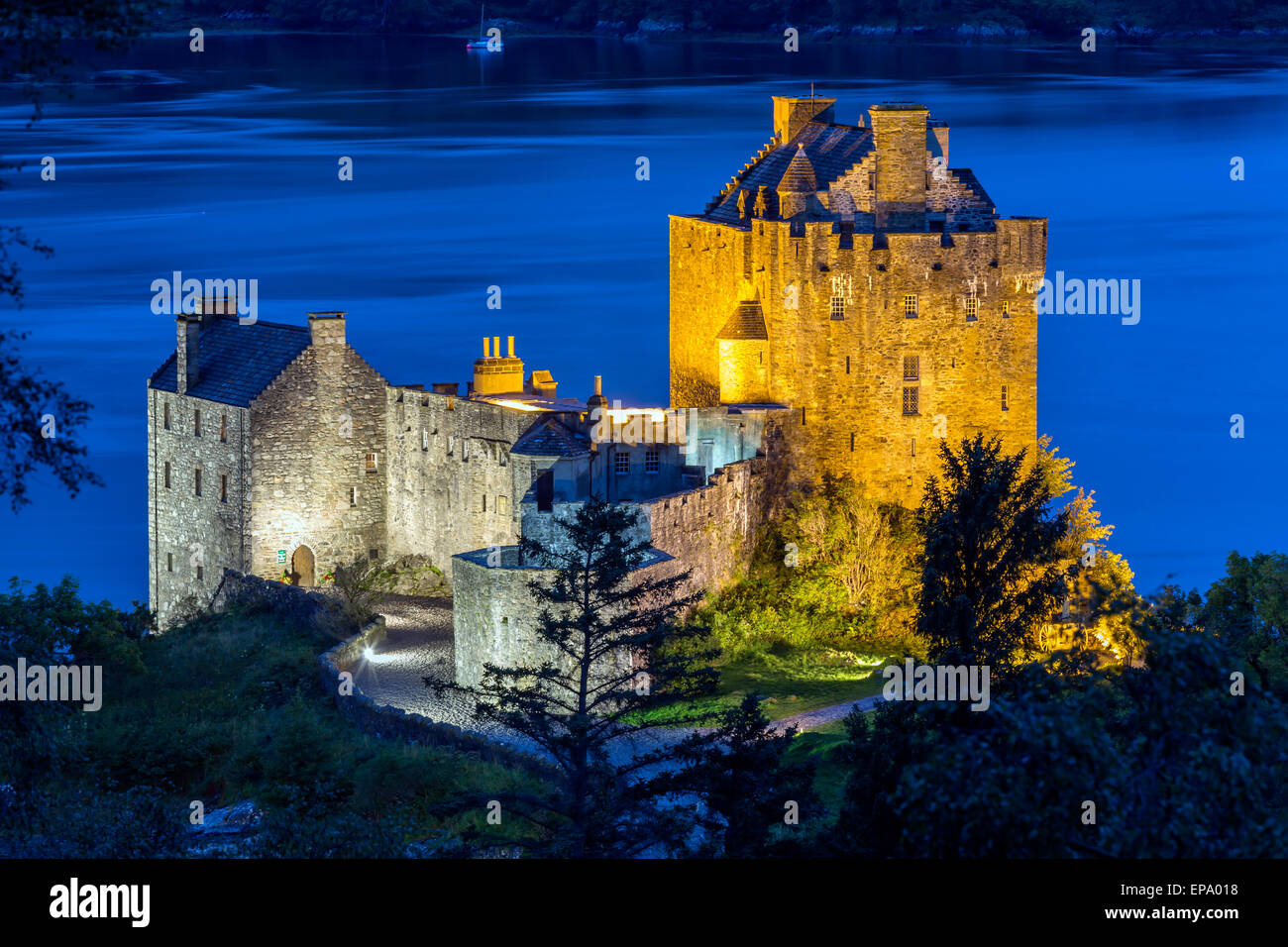 Eilean Donan Castle in den schottischen Highlands in der Abenddämmerung Stockfoto