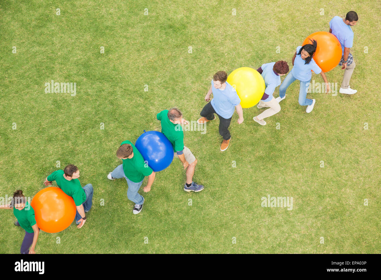 Durchführung von Fitness Ball Teambuilding-Aktivität Stockfoto