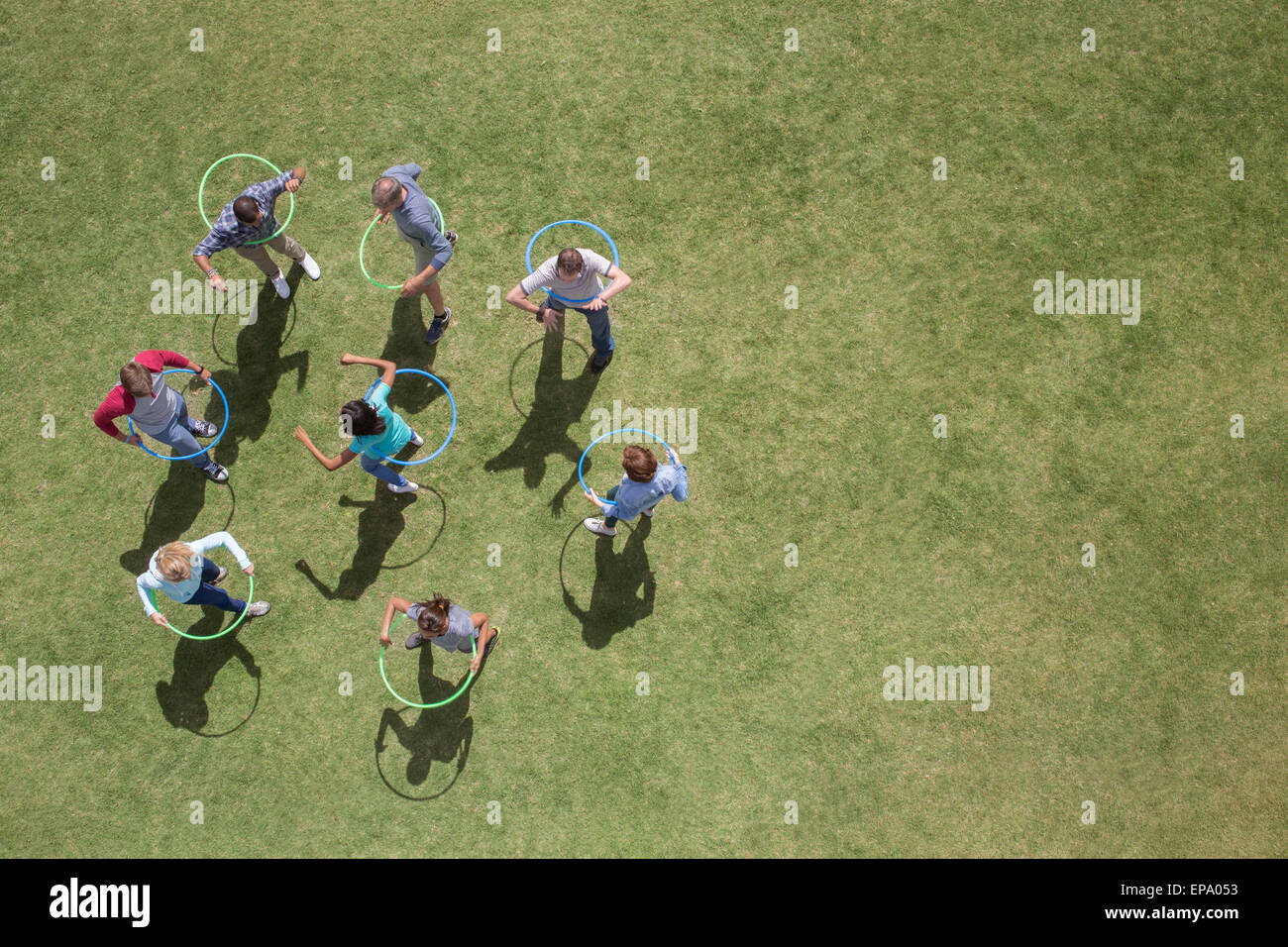 Menschen Spinnen Kunststoff hoop sonnigen Rasen Stockfoto