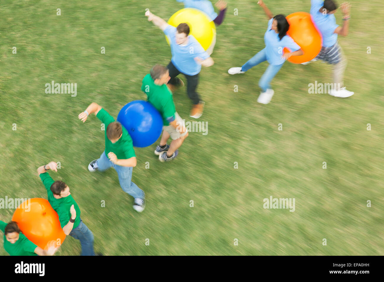 Durchführung von Fitness Ball Teambuilding-Aktivität Stockfoto