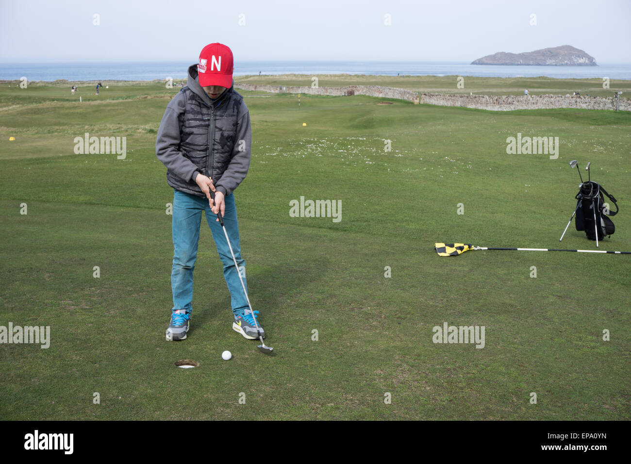 10 Jahre alter Junge Golf spielen Stockfoto