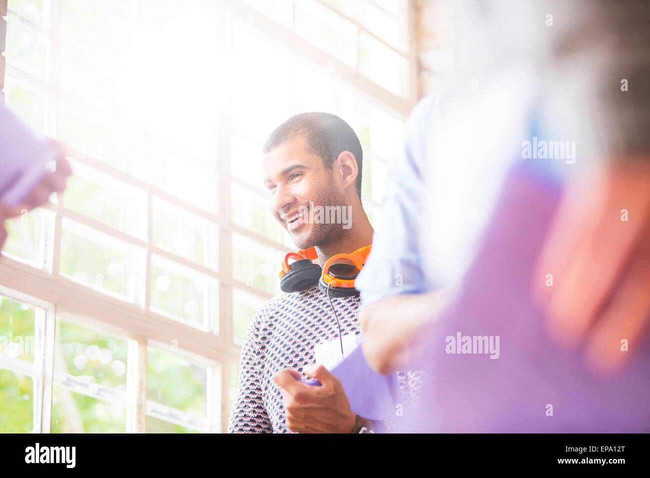 lächelnd Mann sprechen treffen Stockfoto