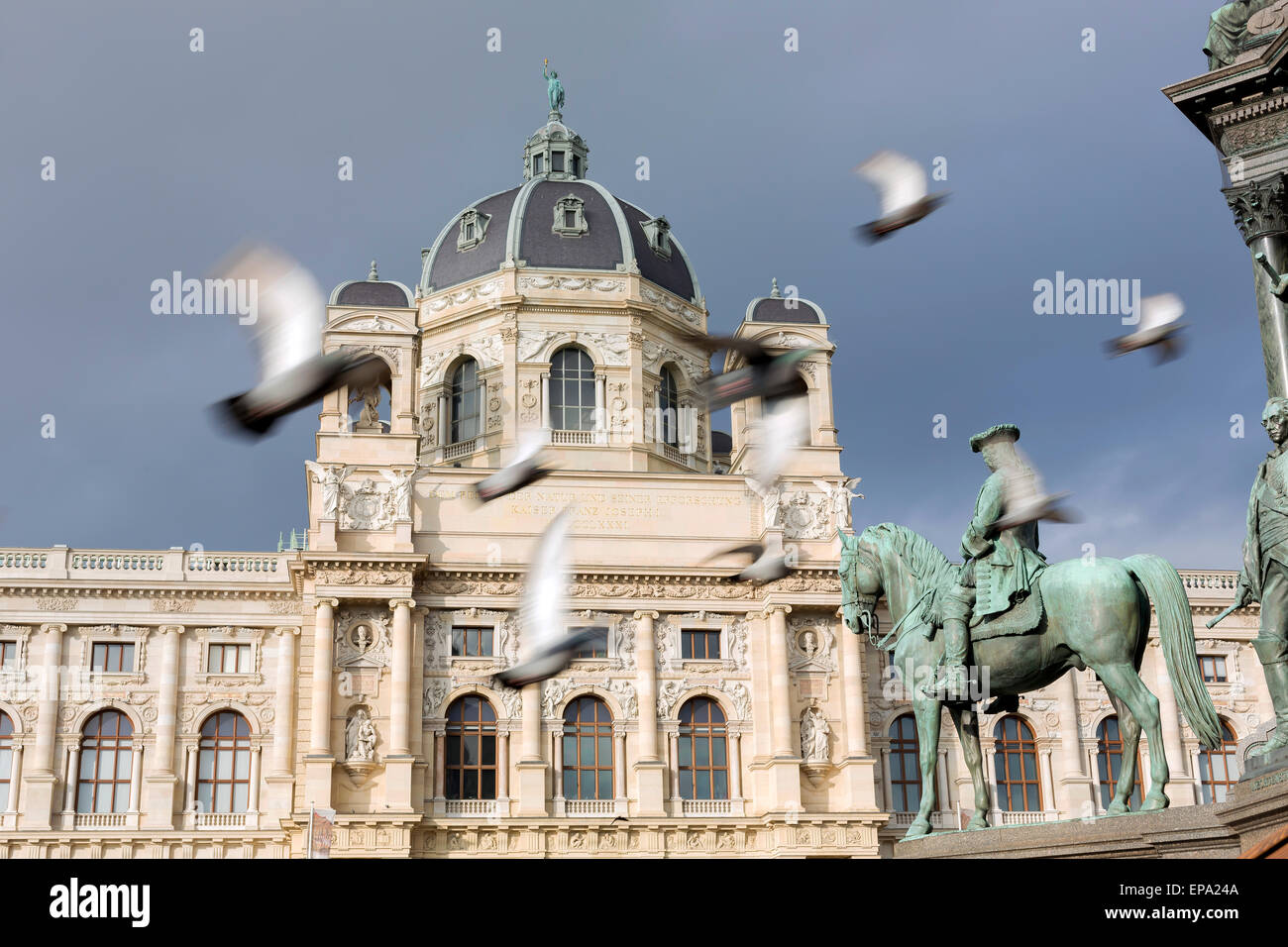 Ansicht des Naturhistorischen Museums und Maria-Theresia-Denkmal am Maria-Theresien-Platz in Wien während des Tages. Stockfoto