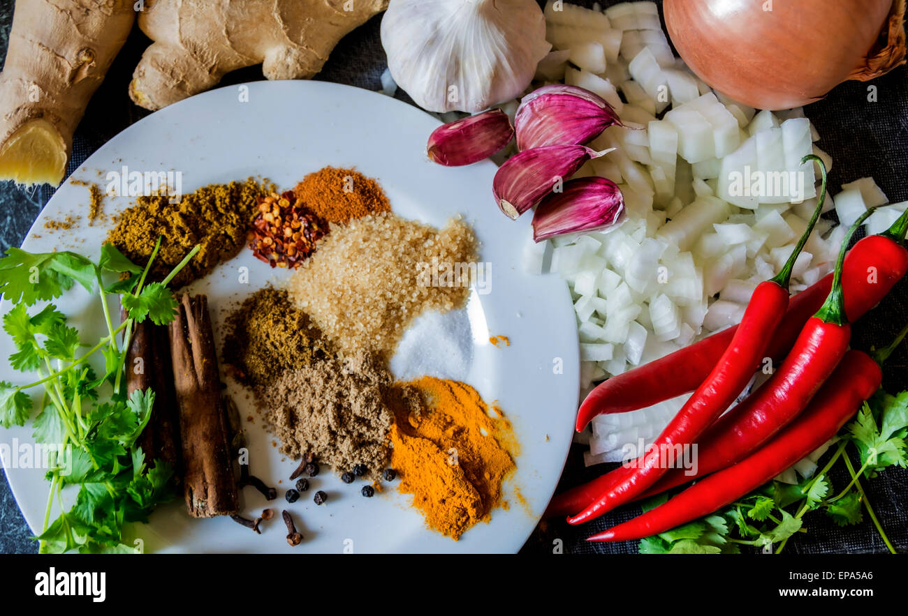 Frische Zutaten und gemahlenen Gewürzen angelegt bereit, eine Curry zu machen. Stockfoto