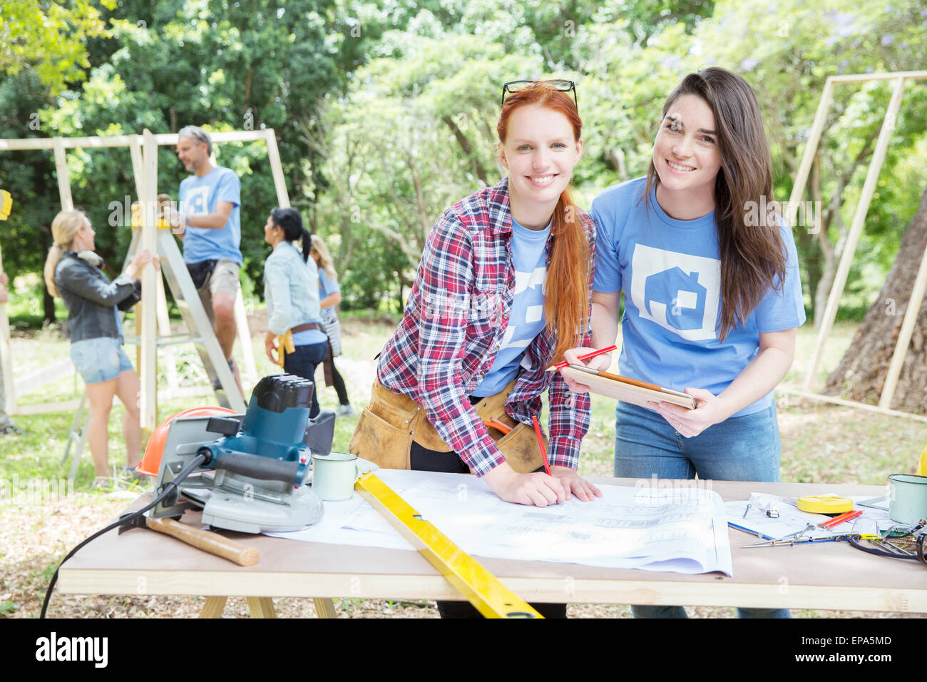 Digital-Tablette Blaupause Baustelle Stockfoto