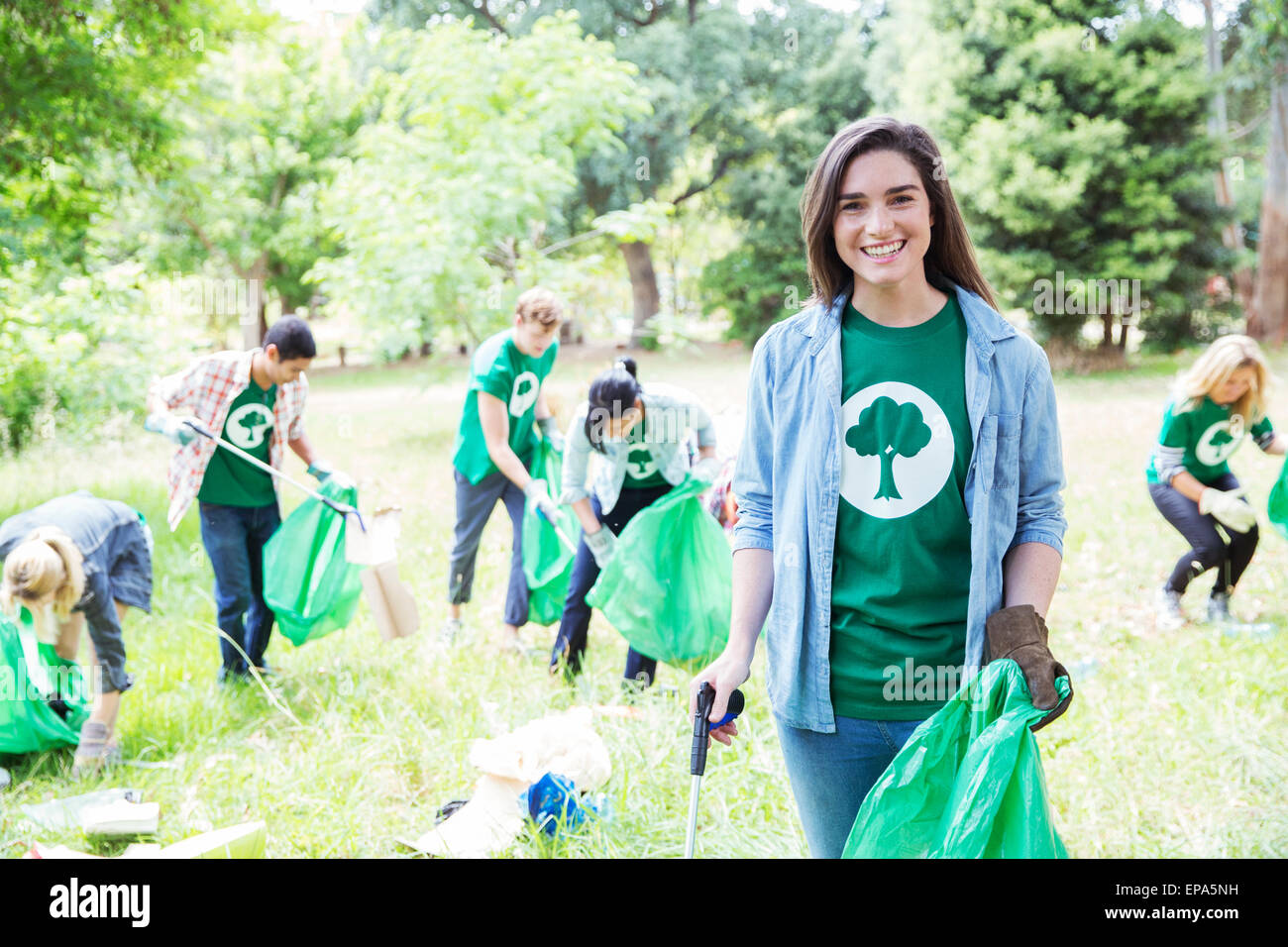 Umweltschützer Freiwilligen Müll aufsammeln Stockfoto