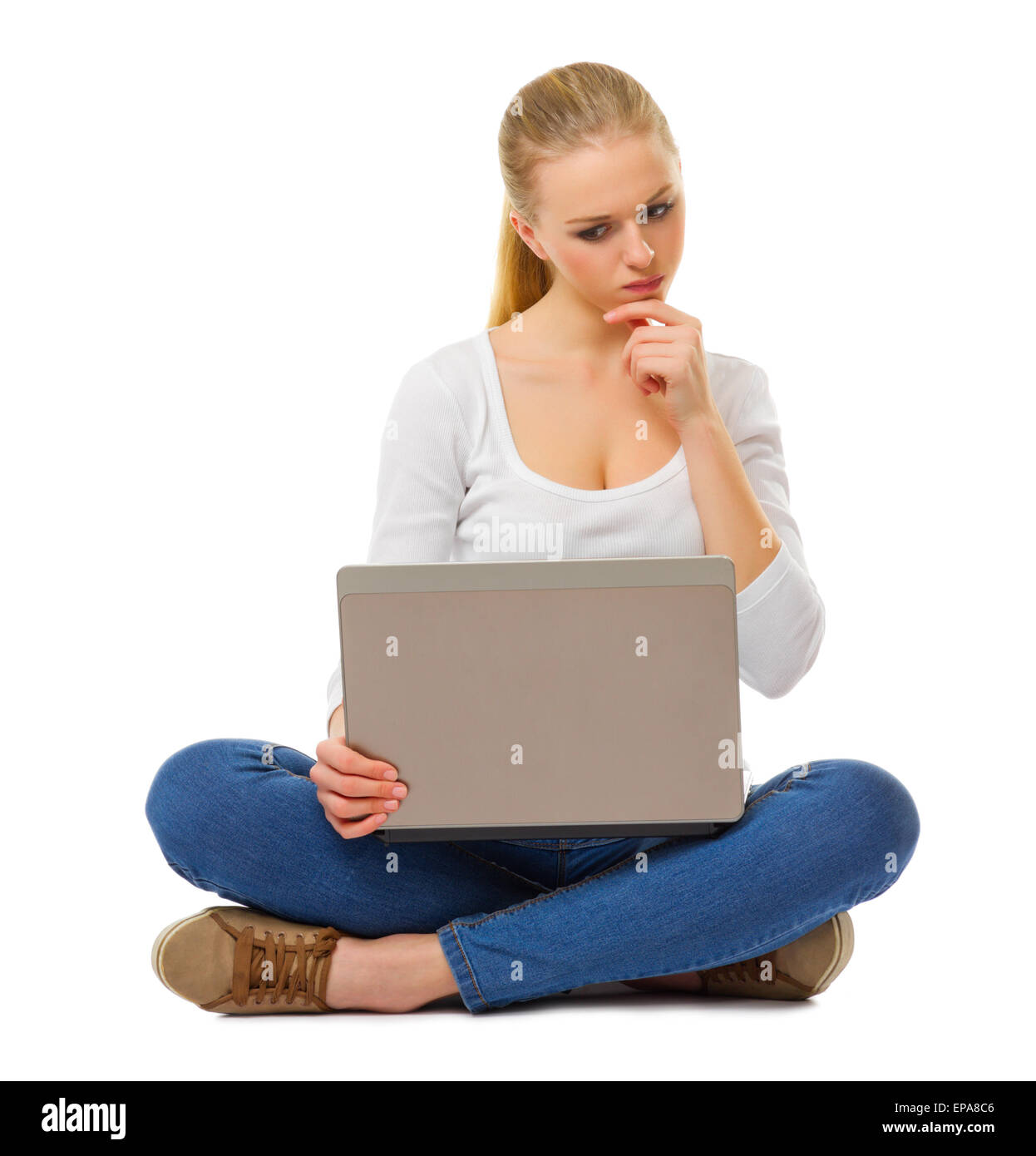 Besorgt Mädchen mit Laptop isoliert Stockfoto